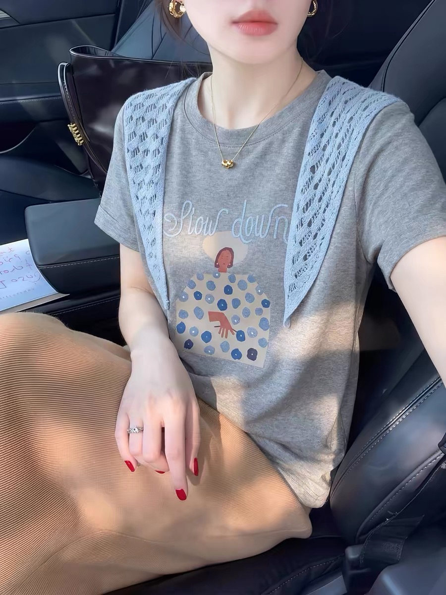Gray Cartoon Print T-Shirt with Blue Hollow-Out Shawl Two-Piece Set Women 2026 Summer Unique Age-Reducing Top