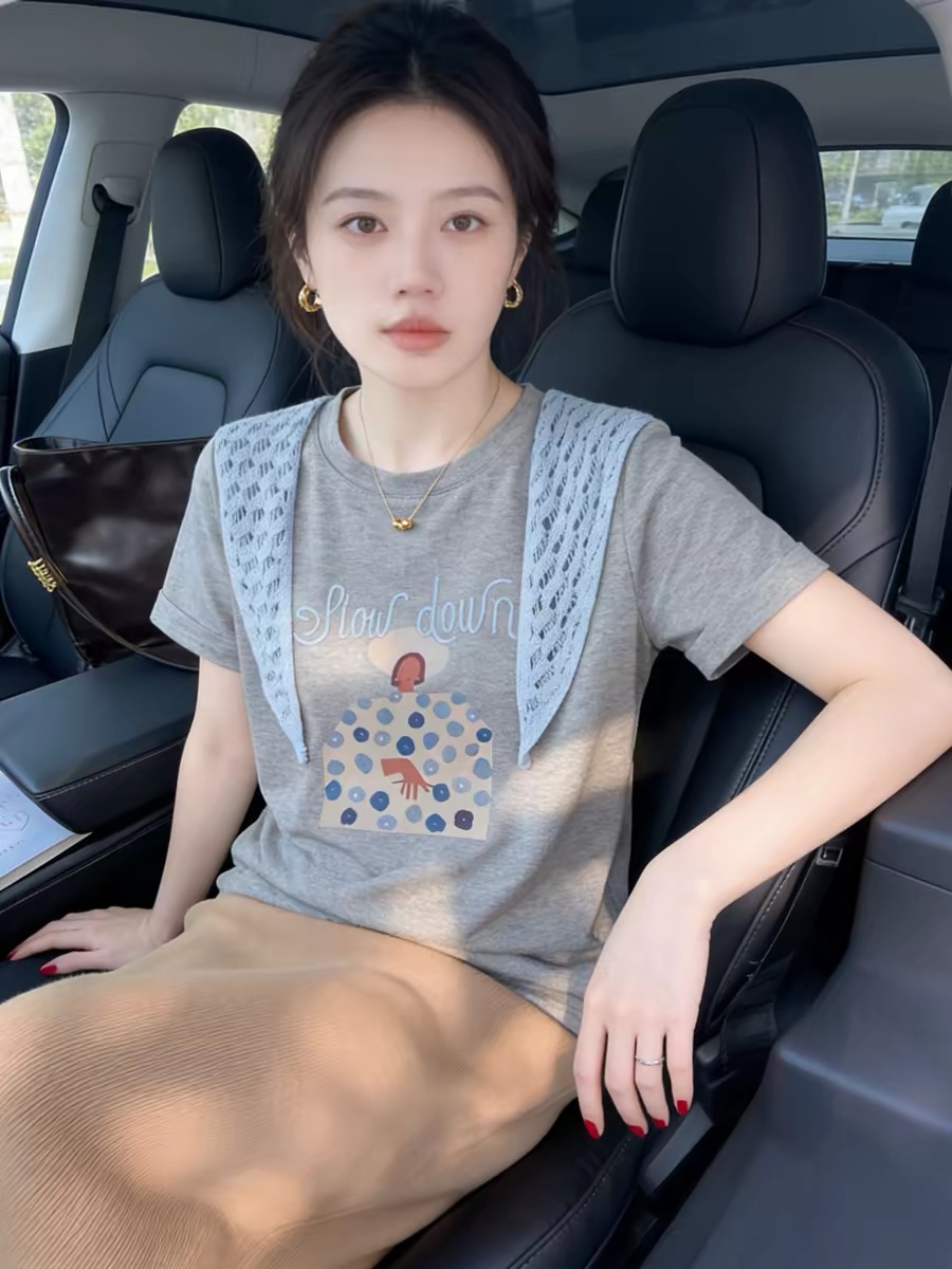Gray Cartoon Print T-Shirt with Blue Hollow-Out Shawl Two-Piece Set Women 2026 Summer Unique Age-Reducing Top - Image 3