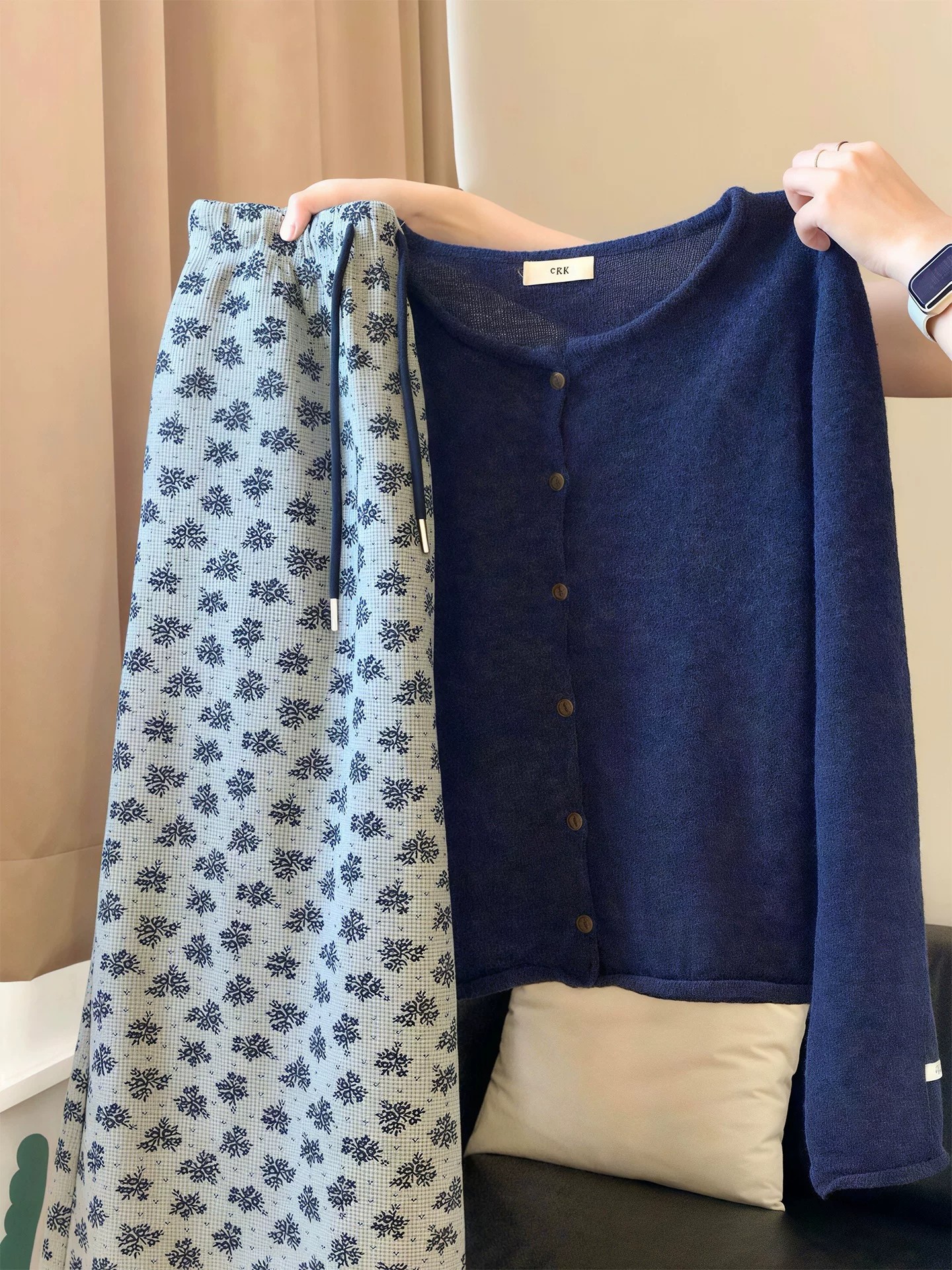 Navy Button Knit Top Women 2026 Fall Loose Crew Neck Long Sleeve Airy Versatile Sweater